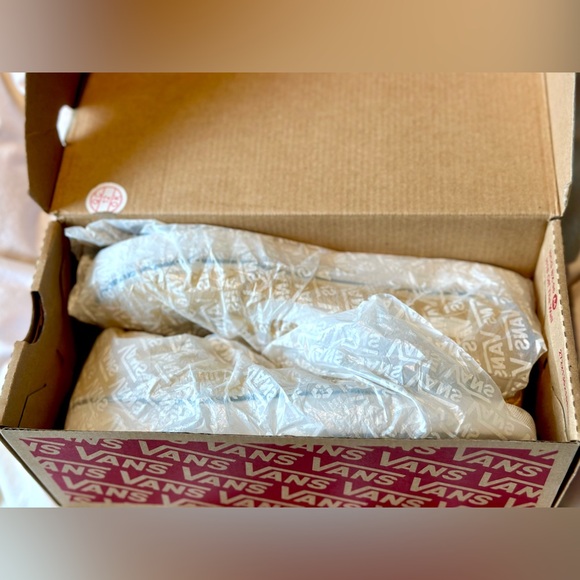 Yellow Vans Sneakers Women’s sz 6.5. EUC, only worn a few times. Smoke free home - Picture 9 of 10